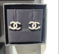 Chanel 熱賣經典款 耳環 銀色 雙C LOGO 星星點綴造型 穿式 AB6202 B05633 NC468