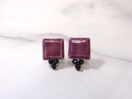 方形和黑色尖晶石耳针紫色