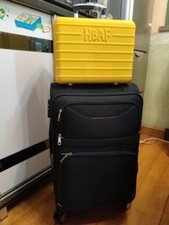行李箱/行李箧/小行李箱95%新           黑色牛津布帶密碼鎖8輪子                       24吋x16吋x12吋(不連拉桿尺碼)           黃色小箱(手挽/