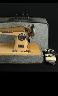 早期 古董 國際牌 裁縫車/縫紉機手提式縫紉機.裁縫機~~NATIONAL~~電動縫紉機~~附箱~~懷舊.擺飾.道具