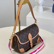 全新 未拆封 LV M46049 DIANE 經典花紋 雙肩帶 兩用 復古 郵差包/法棍包
