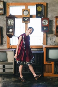 馬克仗劍當空走天下 竹節棉拼接印花棉麻無袖連帽洋裝