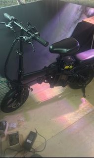 黑色摺疊電動單車