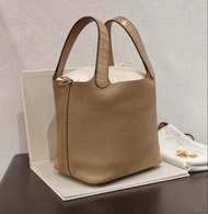 98新 hermes picotin 18 菜籃子水桶包 touch鰐魚皮手柄 奶茶色金扣 超級好看 U刻 配件：塵袋 鑰匙 鎖