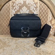 LV 黑牛皮壓紋霧黑釦S LOCK斜背郵差包 M58489
