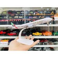 Emirates Boeing B777 aircraft model with 20cm wheels MB20046