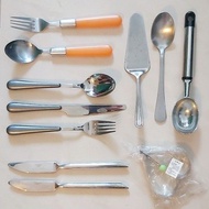 多種廚具, 每件 5元, 任選; 刀, 叉, 匙, 雪糕匙, Pizza刀, 麵粉模, 長竹匙, 刨, 批皮, 廚剪, 罐頭刀, 果刀, 矽膠蛋糕奶油刮刀, 打蛋器, 不銹鋼夾, 不銹鋼漏勺, 雪條模