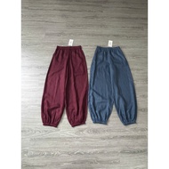 Alibaba Z's loose linen pants...