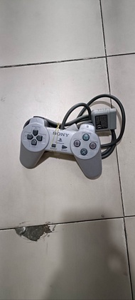 tay cầm ps1 không có gù như hình màu trắng
