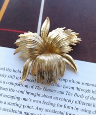 Vintage Jewelry 西洋古董飾品 MONET 立體 金色調 鳶尾花 別針