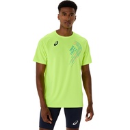 ASICS : 2091A747.751 TRACK GRAPHIC SHORT SLEEVE TOP MEN CPS ผู้ชาย เสื้อคอกลม ของแท้  SAFETY YELLOW