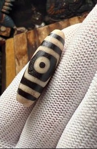 西藏回流至纯三眼老天珠
【介绍】极致黑白 可以说是一眼开门，白膏料子，珠子全品相，包浆油润，自然风化漂亮，孔道磨损到位，
年代久远东西过于美，根本不需要任何文案来介绍，因为它的美每个人都欣赏得来，颜色