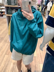 2023แท้ UNIQLO เสื้อคลุมมีฮู้ดสำหรับผู้ชาย453773 Uv แบบพกพาเสื้อผ้ากันน้ำห้องลองเสื้อ