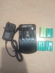 買一送一特價多功能電池充電器，可以充AAA,AA,9v長方形電池