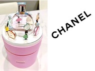 🎠CHANEL推出限量版粉色旋轉🎡香水音樂盒🎶中間是Chance Eau Tendre香水100ml，加上超可愛的舞者人偶🩰女生絕對是一秒心動💗