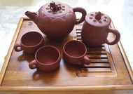( 珍藏 ) 紫砂茶壺 : 荷花蓮子壺 , 連木盒 , 三隻杯 + 裝茶葉壺 , 中國工藝美術大師 周才軍作品!全新 , 有證書, 印鑑,荷花壺: 太約 寬15.8釐米、高10釐米, 容量 360cc