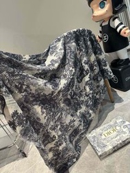 Dior 迪奧 新款 動物叢林真絲羊絨圍巾長款披肩 尺寸：140×180cm 真絲羊絨雙面雙色印染