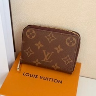 Preparing to send new water bottles, mugs, and glass cups with numbers M60076 and 11/8