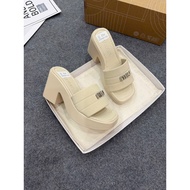 Women's 7-inch high heels and clogs with square heels are hot trend