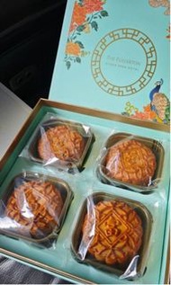 月餅  富麗敦海洋公園酒店 雙黄斑蘭蓮蓉月餅  $35/1個  最後2個/$70  可混其他款  買4個 標準 size 包順豐站/智能櫃運費/太子站/大角咀交收    其他站要夾    不連原裝盒 