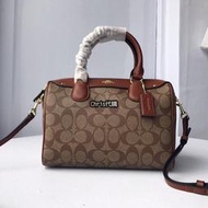 Chris 精品代購 COACH 寇馳 58312 經典波士頓枕頭包 手提包 棕色斜背包美國代購