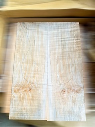 ไม้ปะหน้ากีต้าร์ไฟฟ้าเป็นไม้เมเปิ้ลเฟรม (Flame Maple)ไม้นำเข้าจากต่างประเทศ (Made in U.S.A)