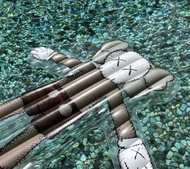 Kaws holiday korea 浮床