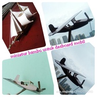 miniatur kapal layar dan pesawat dari bambu dasboard mobil