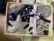 日本阿卡將新生兒禮盒 Born free日本製 男寶 深藍色 寶寶圍兜襪子
