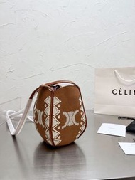 Celine 麂皮水桶包