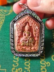 阿贊Nampik Phuttakhom 坤平抱三古曼運財童子 項目40 卡索草藥粉
坤平 背面入派古曼粉+卡索草藥粉各一樽 包防水殼 全泰限量19尊