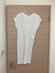 (洋裝）Uniqlo白色S號類似三宅連衣洋裝