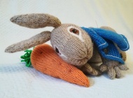 玩具編織圖案 - 編織藍色夾克彼得兔和胡蘿蔔 15 英寸