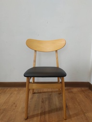 CH23-001 เก้าอี้รับประทานอาหาร พนักพิงไม้ เบาะPU สีดำ สไตล์มินิมอล