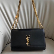 SAINT LAURENT YSL Kate 金標Logo鏈條 粒面壓印皮革 斜挎單肩包 中號 女款黑色 black medium YSL |  364021-BOW0J-1000 | 全新正牌正貨