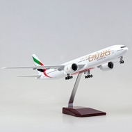 โมเดลเครื่องบินโชว์คุณภาพสูง Boeing 777-300LR ของสายการบินเอมิเรตส์แอร์ไลน์ ขนาด 49 ซม. พร้อมไฟ LED 