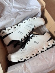 (Sold out) 全新正版On Cloud X4 多功能運動鞋白色 US11.5