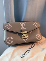 LV Pochette Métis East West