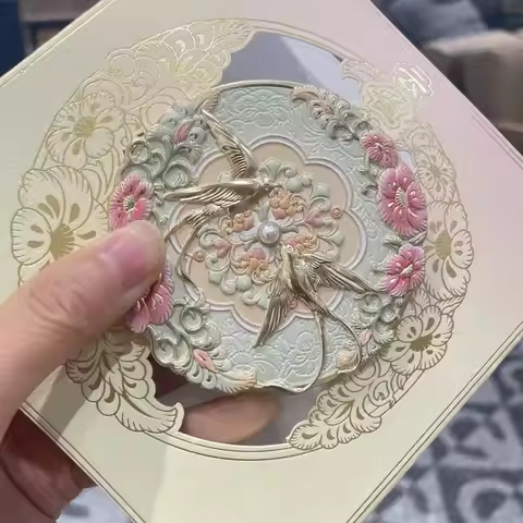 Xi'an Yunque carries a girl with ancient style and holds a high-value makeup mirror