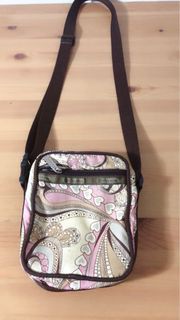 二手正品 真品 LESPORTSAC 美國品牌 防水布、輕盈實用 媽媽包 經典彩色變形蟲 圖案 肩背斜背 背帶長度可調節，只使用一次