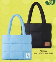 กระเป๋า Puffy Bag Starbucks แท้จาก shop 1 ใบ (มูลค่า 600 บาท) ขนาด กว้าง 39 ซม สูง 30 ซม มี 2 สีให้เลือก ทั้ง Sky Blue 💙 และ Midnight 🖤