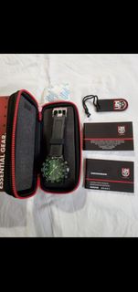 98%新，Luminox 品牌，航海及軍事用品潛水錶，上圖是實物拍攝，全套齊備，備有12盞夜光燈功能，錶身輕巧設計，

上圖有參考價錢，大約 $ 4650元，

現讓：1900元，屯門市中心取