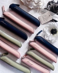 客製真皮筆套 Apple Pencil 英文書法 be one letter