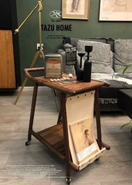北歐創意型格北美進口極品黑胡桃木小推車.移動角几,茶几,也可用黎做床頭櫃,百搭實用.
全榫卯結構,結實耐用.
配搭植鞣革皮,銅轆,用料高端.
係一款有型又相當實用的多功能茶几,角几.
呎吋:36L X