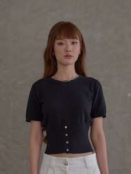 AILUMI – Silver Hour Top เสื้อคอกลมไหมพรมดีไซน์จั๊มเอว กระดุมเหล็ก ทรงสวย ใส่แล้วหุ่นดีมาก