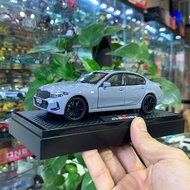 Mô hình xe BMW 320i có đèn và âm thanh tỉ lệ 1:32 kèm đế trưng bày