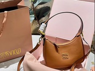 MiuMiu 腋下包包 繆繆 miumiu腋下包 單肩包包