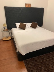 อพาร์ตเมนต์ 1 ห้องนอน 1 ห้องน้ำส่วนตัว ขนาด 18 ตร.ม. – มาลาบานัส (Room 103 King Bed studio near robi