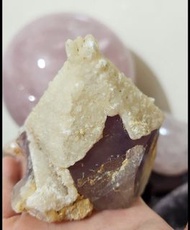 天然巴西《紫水晶骨幹共生白方解石》重量尺寸請看圖片。