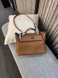近新抵用💕 經典金棕色 Hermes 2424 29cm Bag
